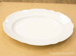 Elegant oval porcelain serving platter for enhancing any dining occasion. Perfect for formal or casual settings.