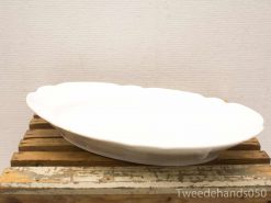 Elegant white oval serving platter, ideal for stylish dining and versatile dish presentation.