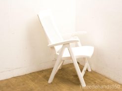 Stylish minimalist white chair for comfortable indoor and outdoor seating. Ideal for relaxation.