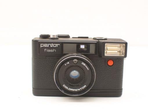 Vintage Pentor Flash Camera: Compact design, 38mm lens, ideal for capturing spontaneous color photos.