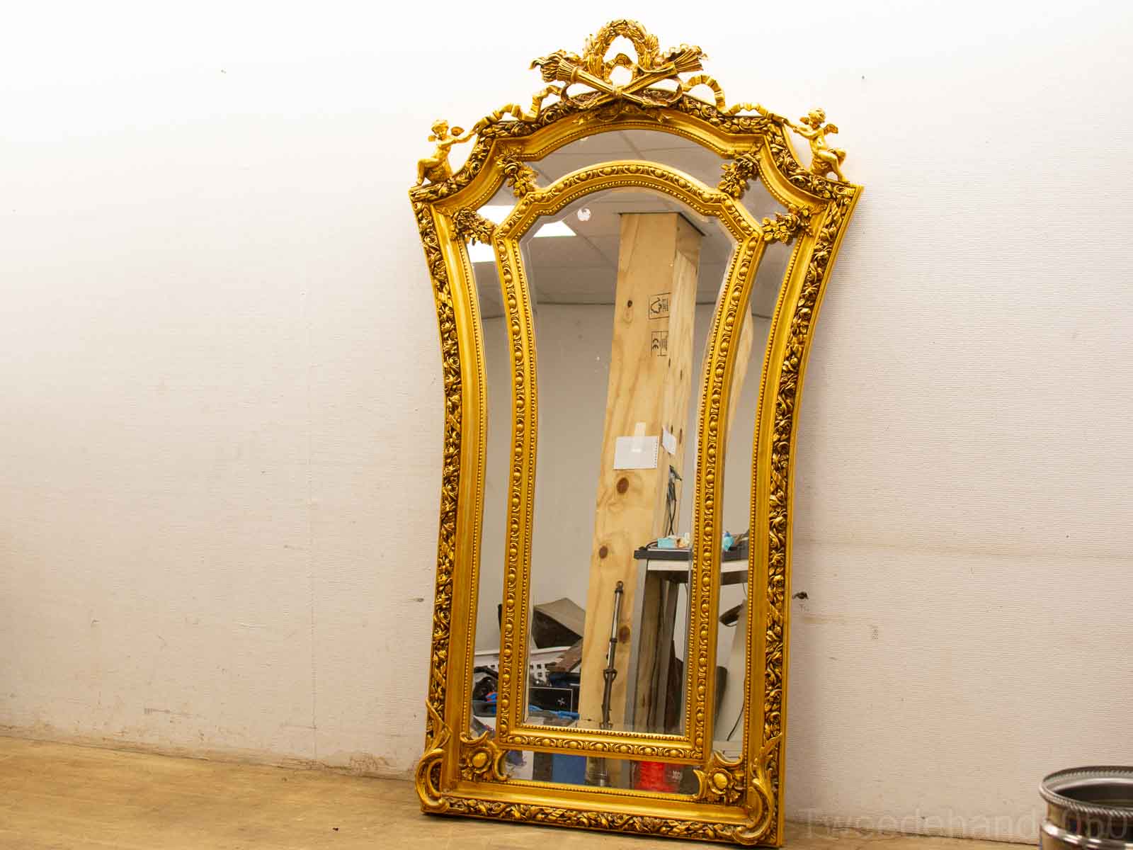 Elegant golden mirror with intricate carvings, perfect for enhancing any living space.