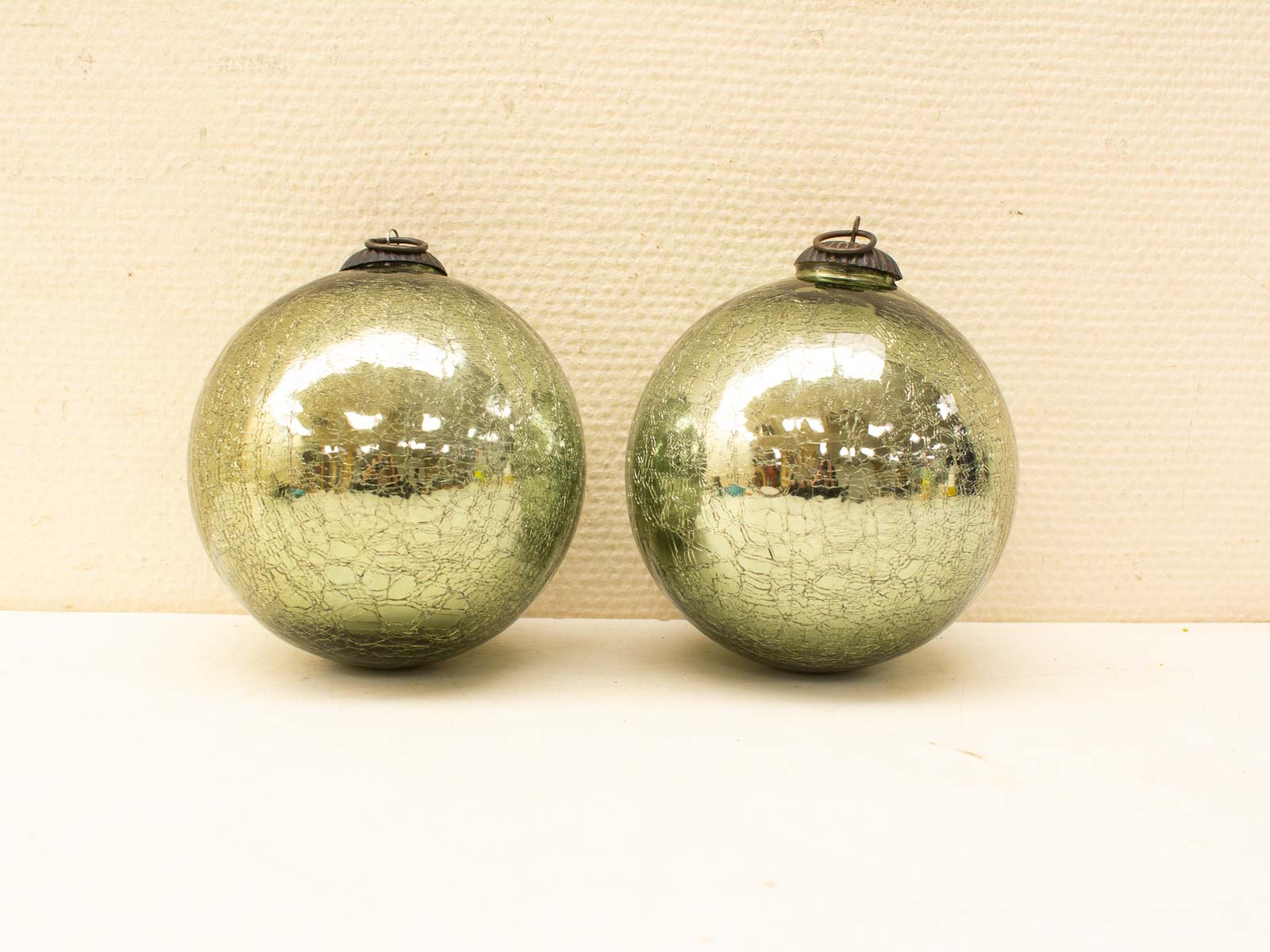 Elegant green crackle ornaments for vintage-inspired decoration and festive charm.