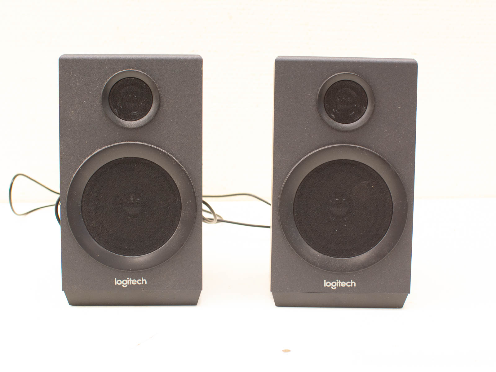 Sleek Logitech compact desktop speakers in matte black for balanced sound and stylish audio enhancement.