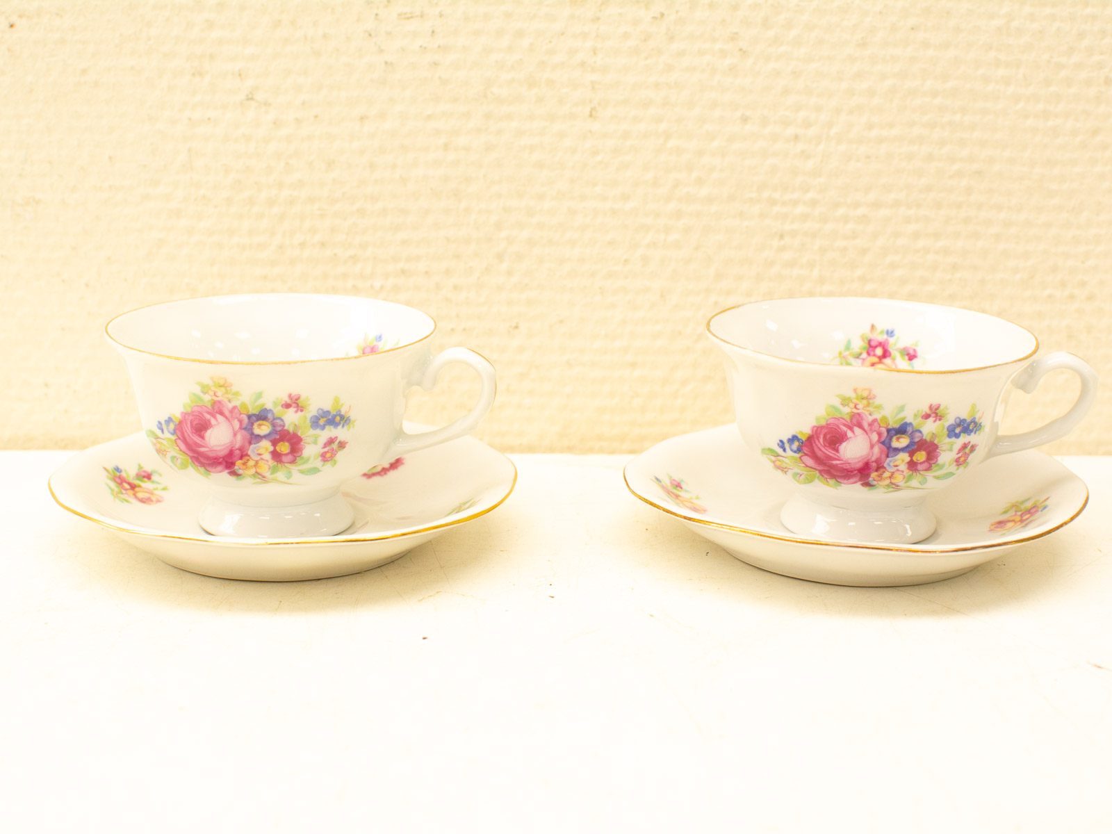 Elegant vintage tea cups with floral patterns, perfect for afternoon tea and special occasions.