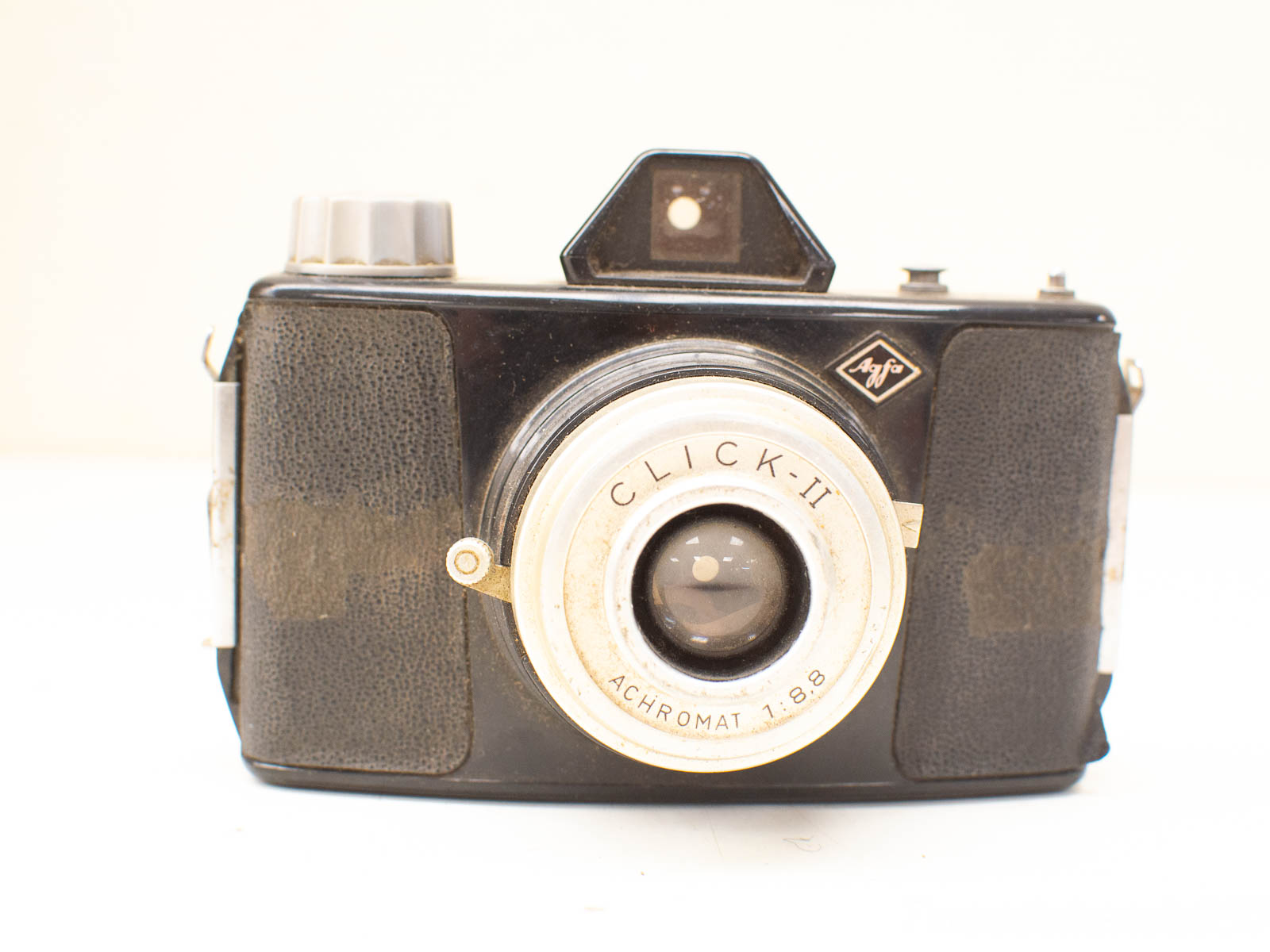 Vintage Click-II camera with Achromat 1.8 lens, showcasing classic mid-century photography design.