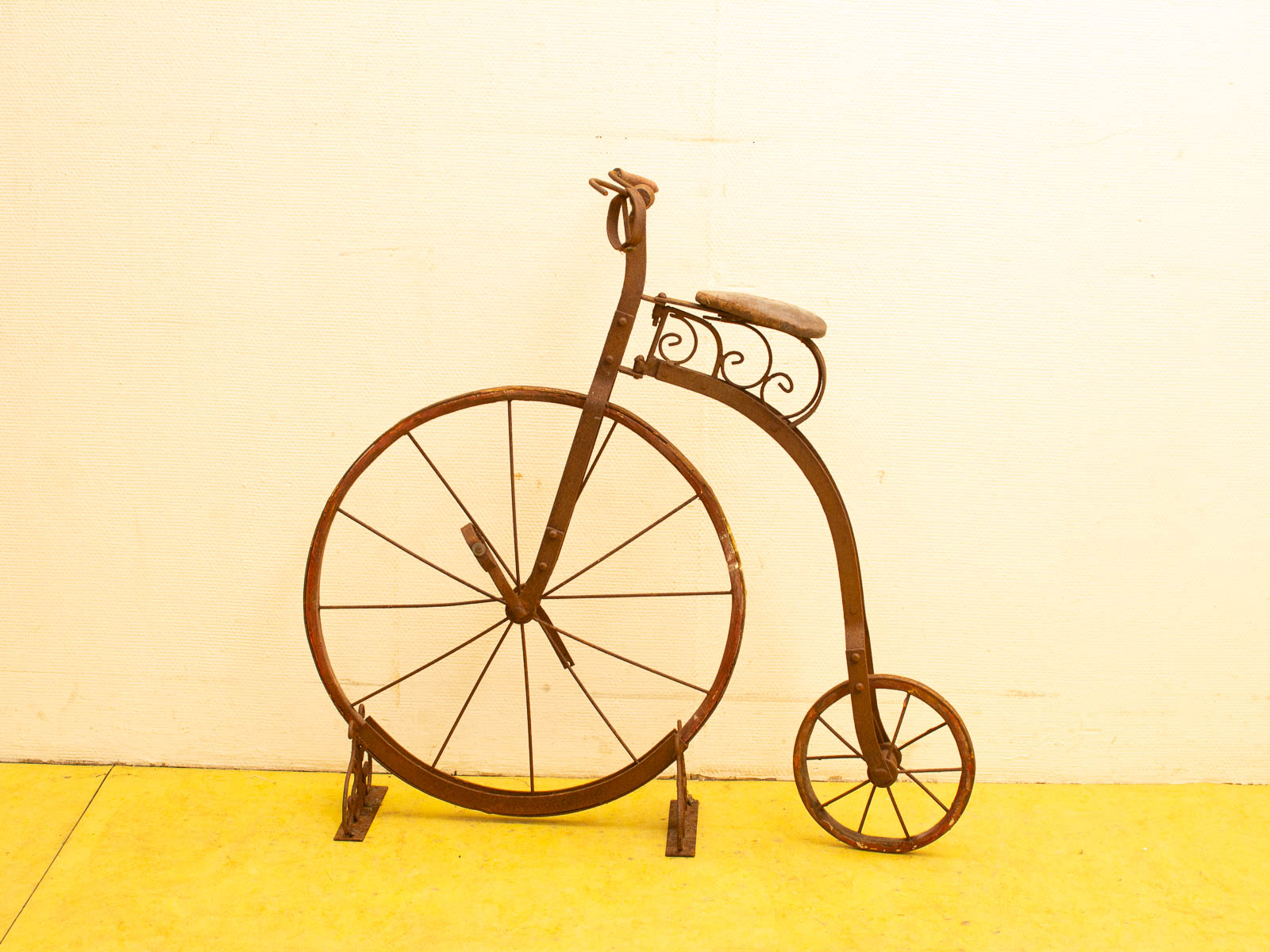 Charming retro metal bicycle sculpture with rustic details, perfect for art lovers and vintage decor.