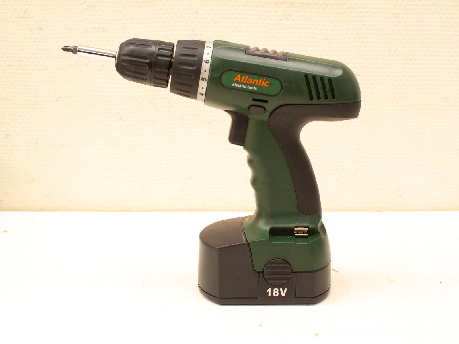 Powerful 18V cordless drill with ergonomic grip and adjustable chuck for DIY and professional use.