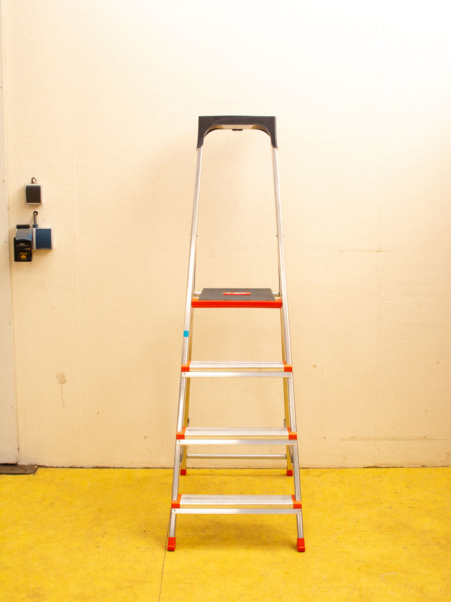 Modern aluminum step ladder with five steps, non-slip surface, ideal for workshop safety and efficiency.