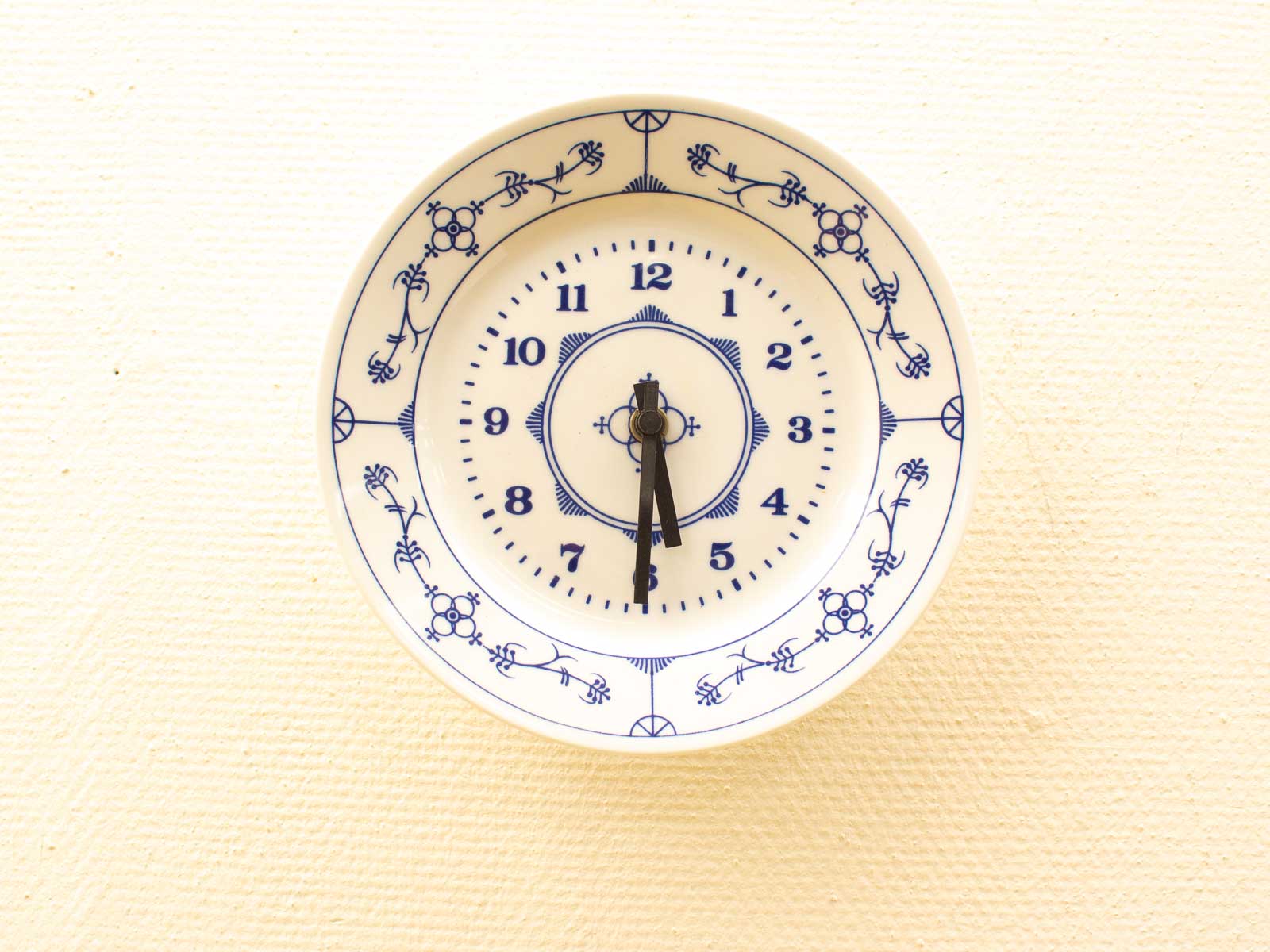 Elegant floral clock plate, perfect for adding charm and functionality to any space.