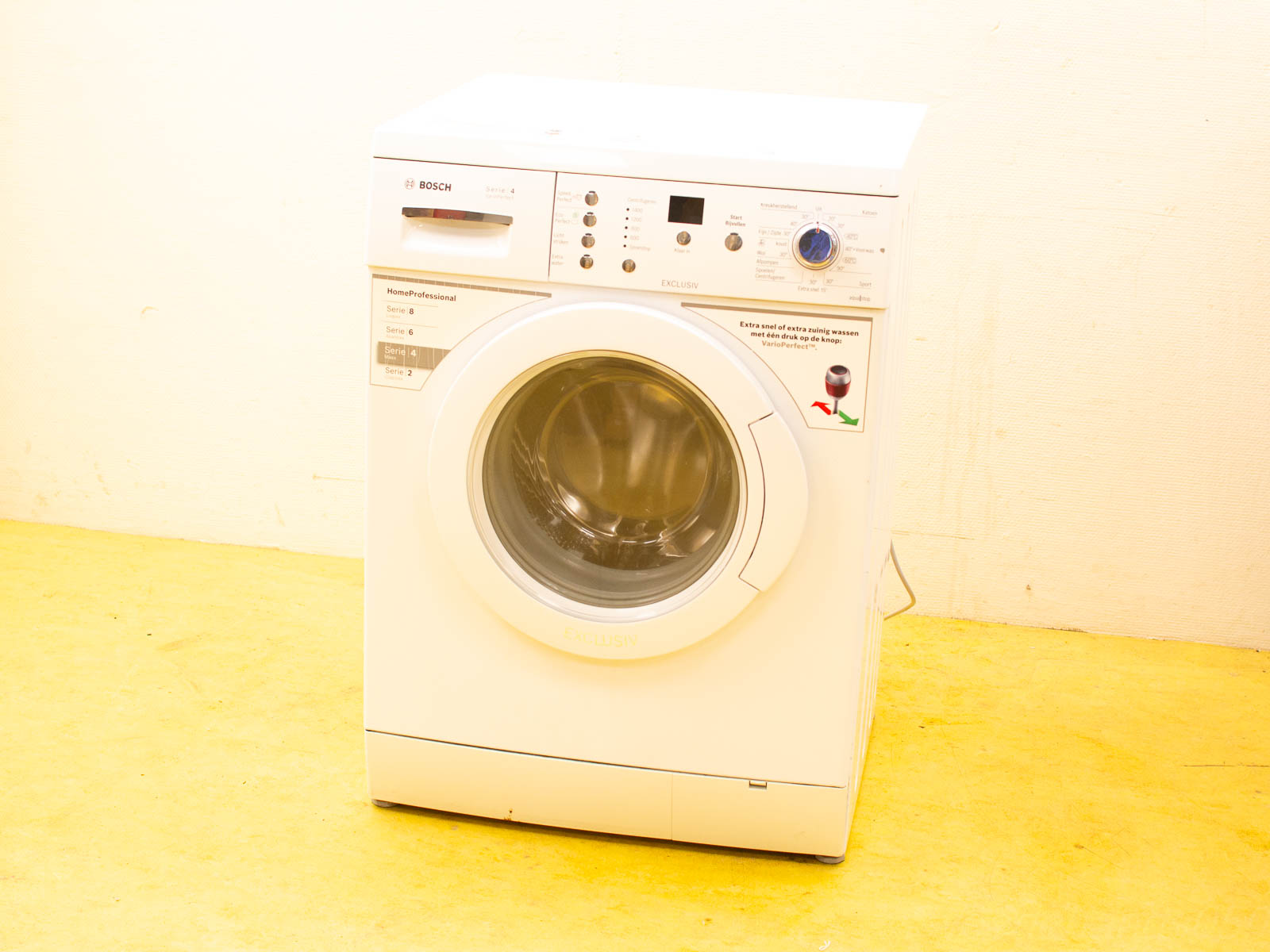 Sleek Bosch HomeProfessional white washing machine with large glass door and intuitive controls.