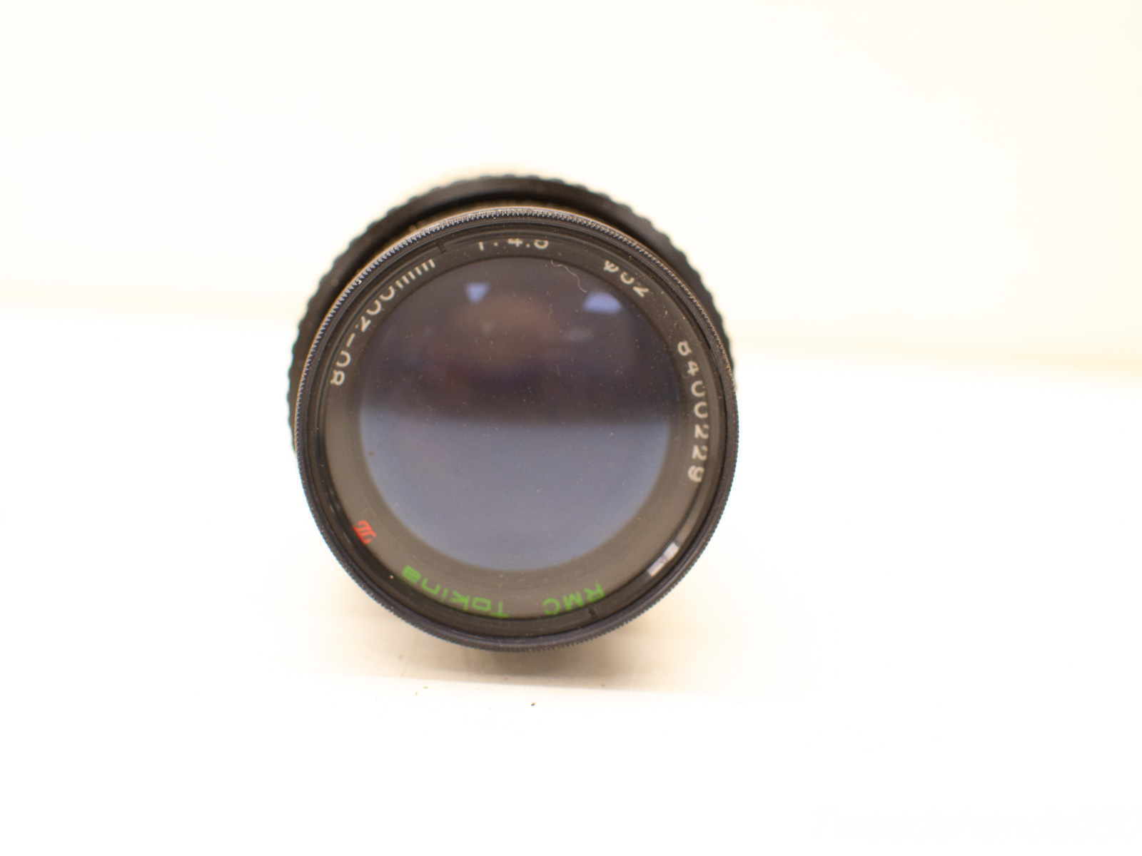 Vintage telephoto lens with precise controls for focus and aperture, perfect for serious photographers.