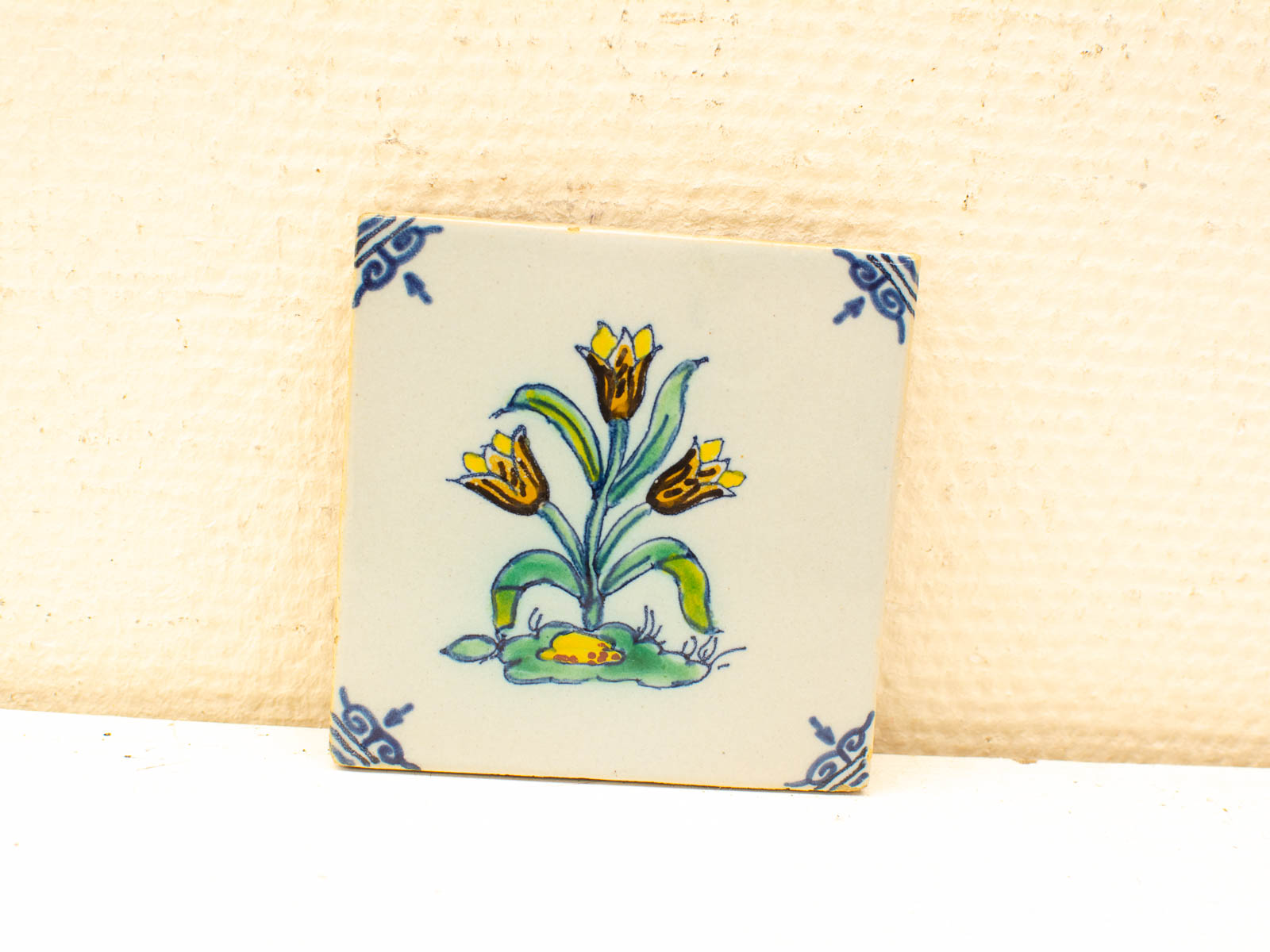 Vibrant ceramic tile with yellow tulips, perfect for adding elegance to any decor.