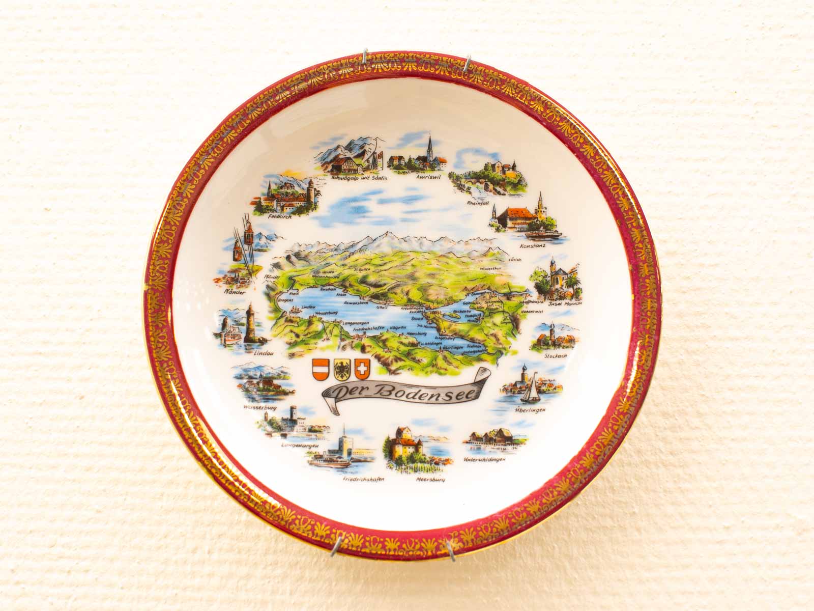 Decorative plate featuring an illustrated map of Lake Constances landmarks and scenic beauty.