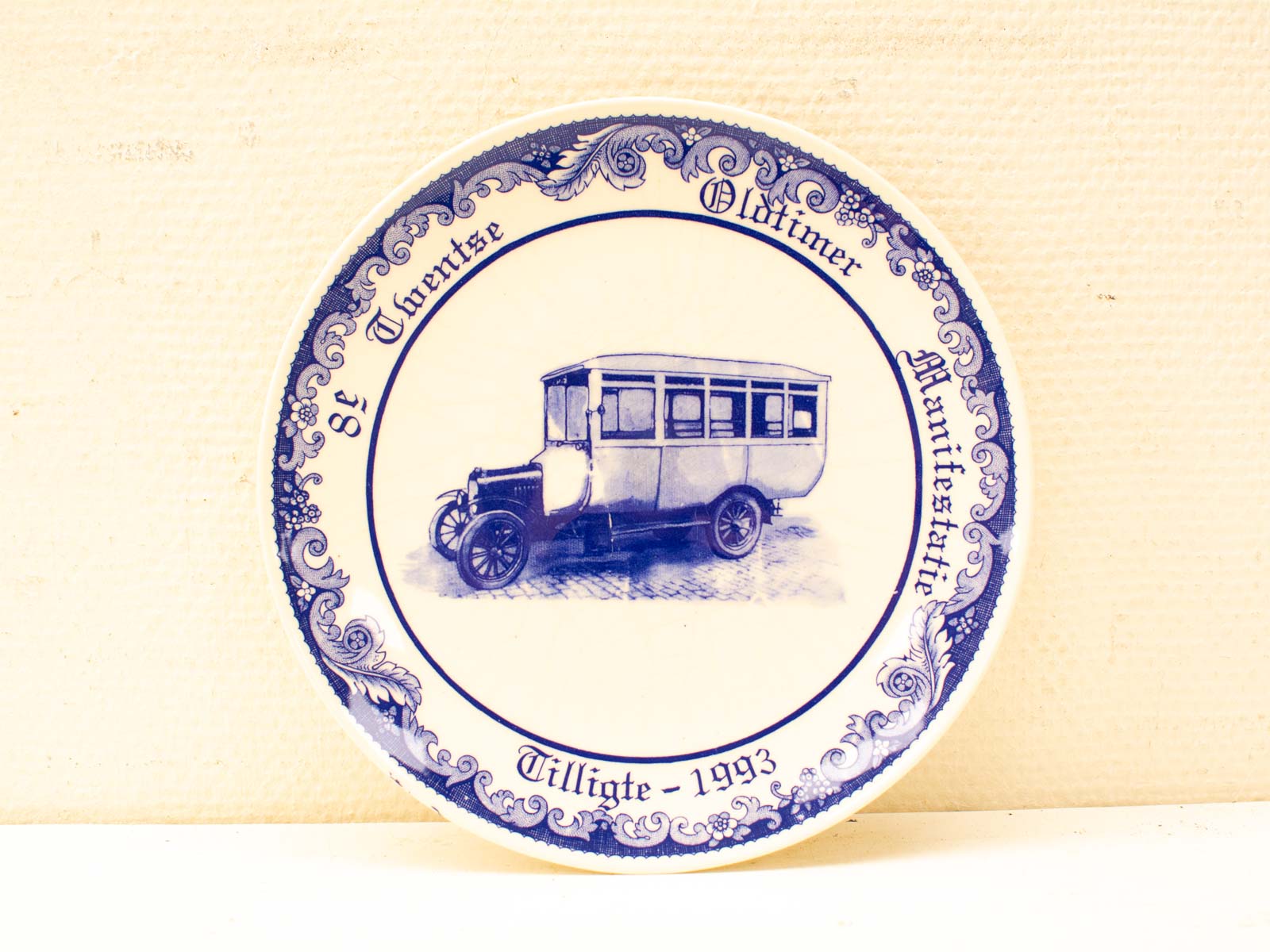 Vintage St. Twentse Oldtimer plate, 1993, featuring classic vehicle illustration and floral border.