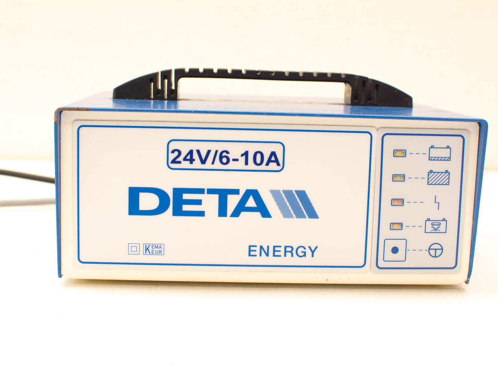 DETA 24V/6-10A battery charger with handle, ideal for professionals and hobbyists.