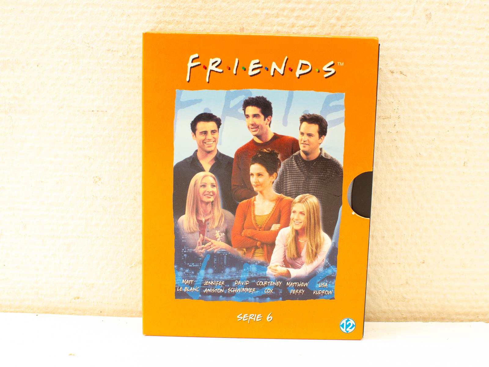 Vibrant Vrienden Seizoen 6 DVD cover featuring the iconic FRIENDS cast and nostalgic design.