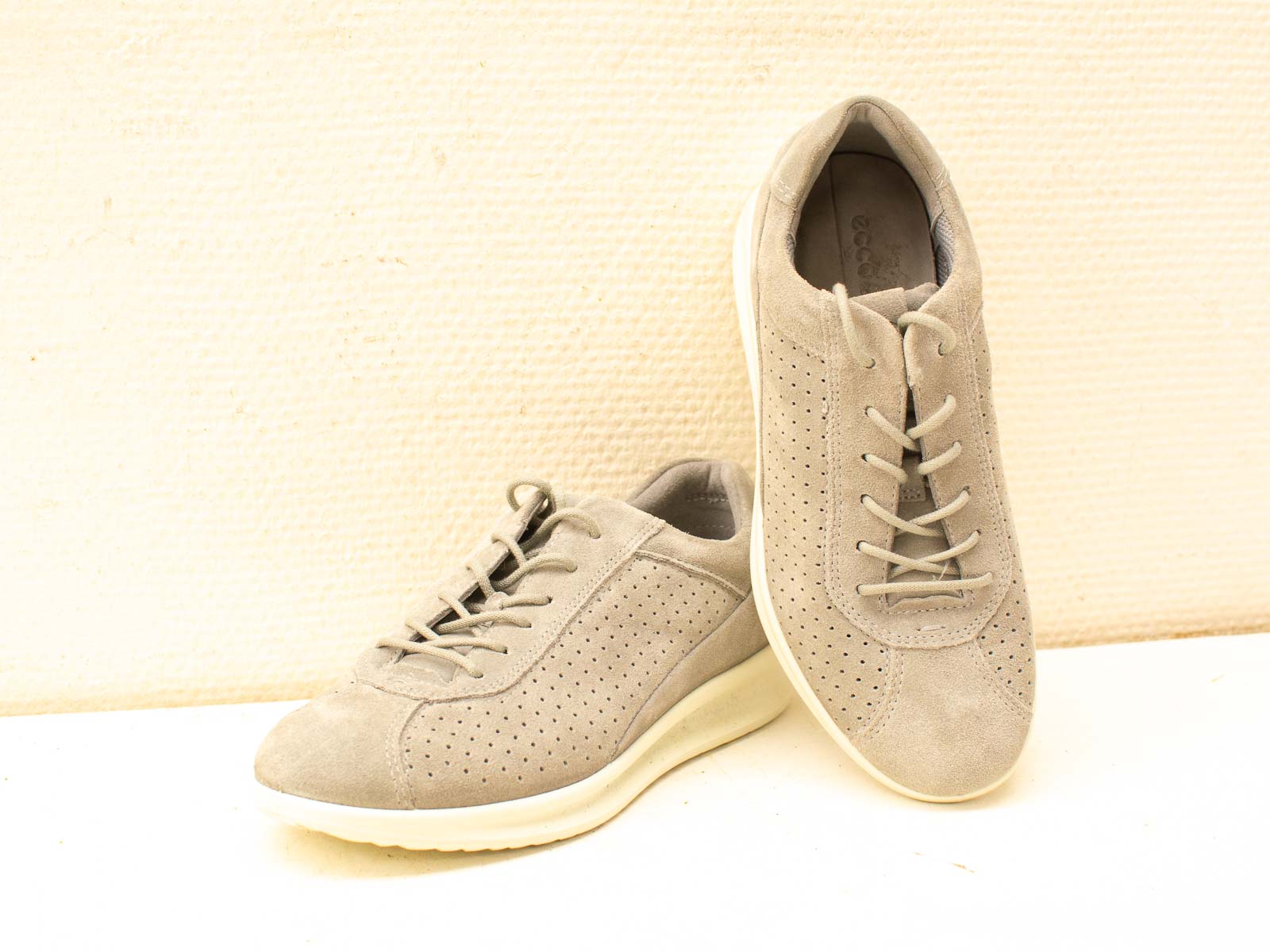 Stylish gray suede sneakers for versatile wear, blending comfort with modern elegance.