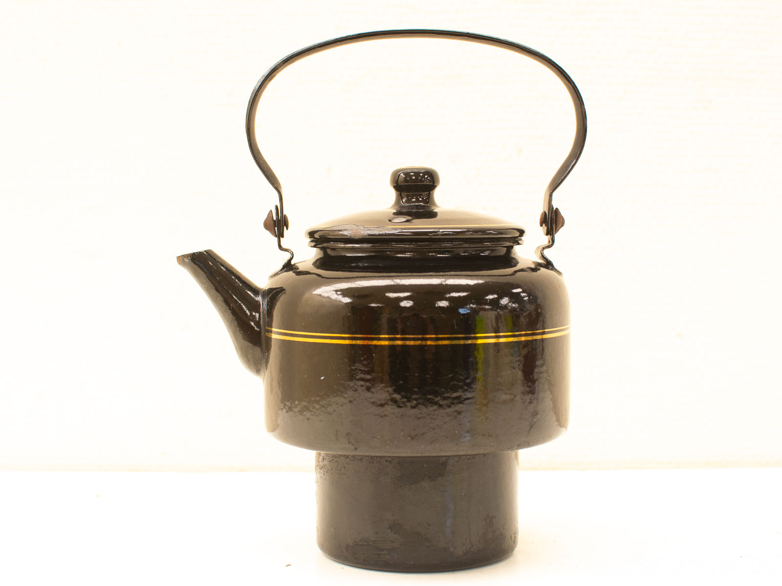 Elegant black vintage teapot with a yellow stripe, perfect for stylish serving and decoration.