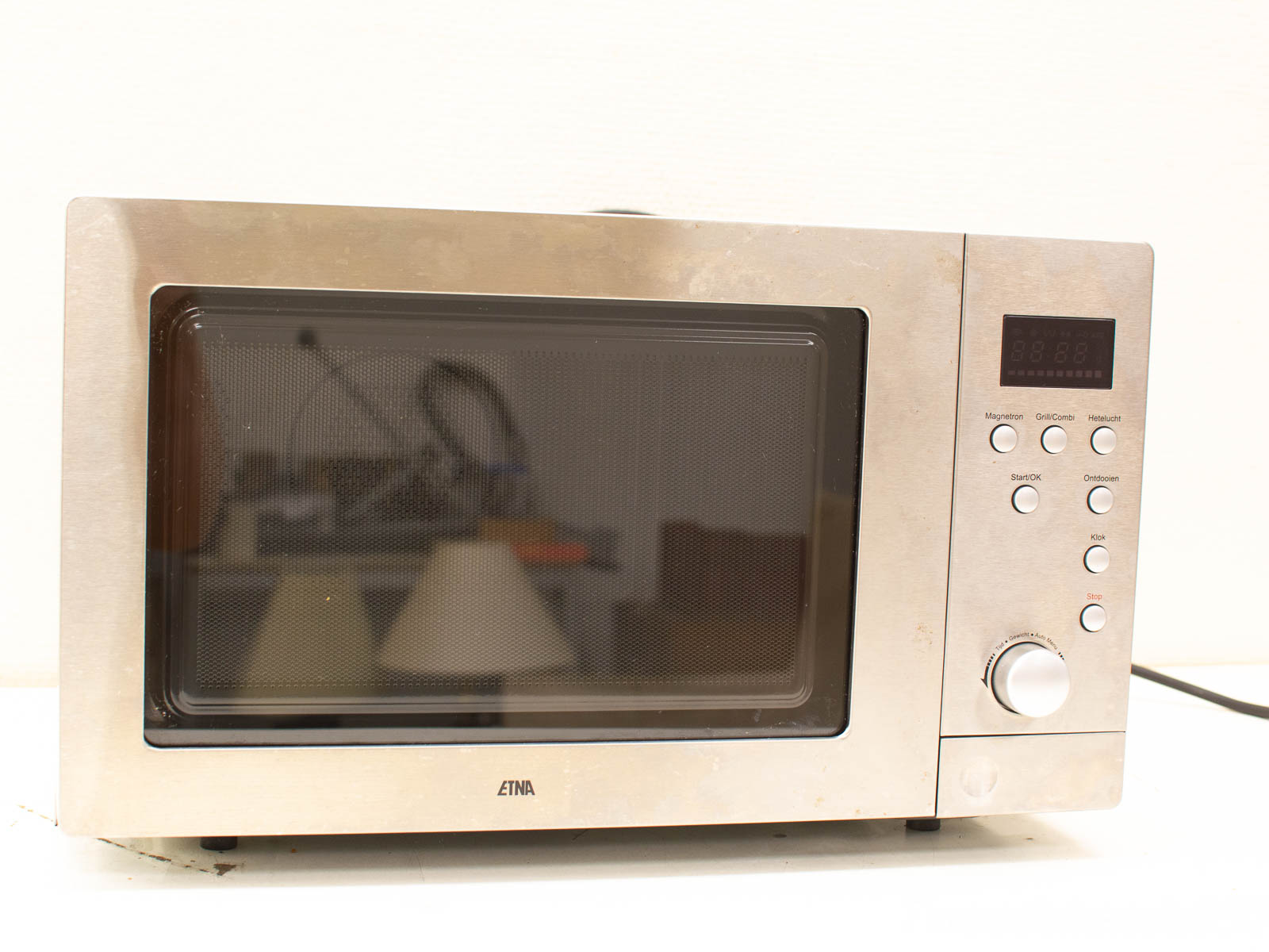 Sleek stainless steel microwave: perfect blend of style and functionality for modern kitchens.