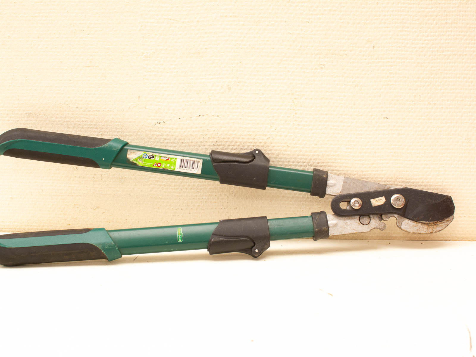 Quality second-hand garden loppers with ergonomic grip for efficient pruning and trimming.