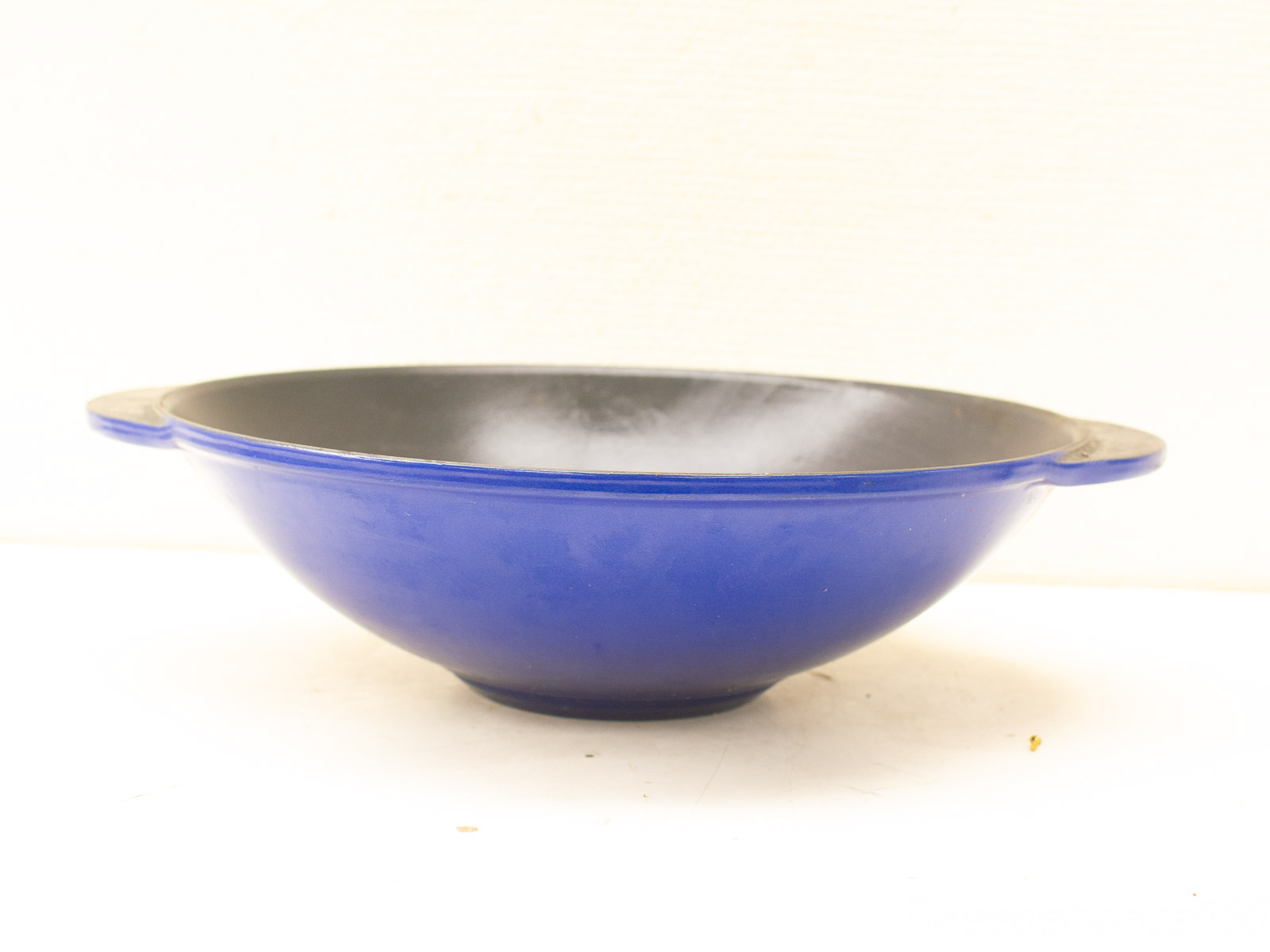 Elegant blue bowl with matte black interior, perfect for serving salads and pasta.