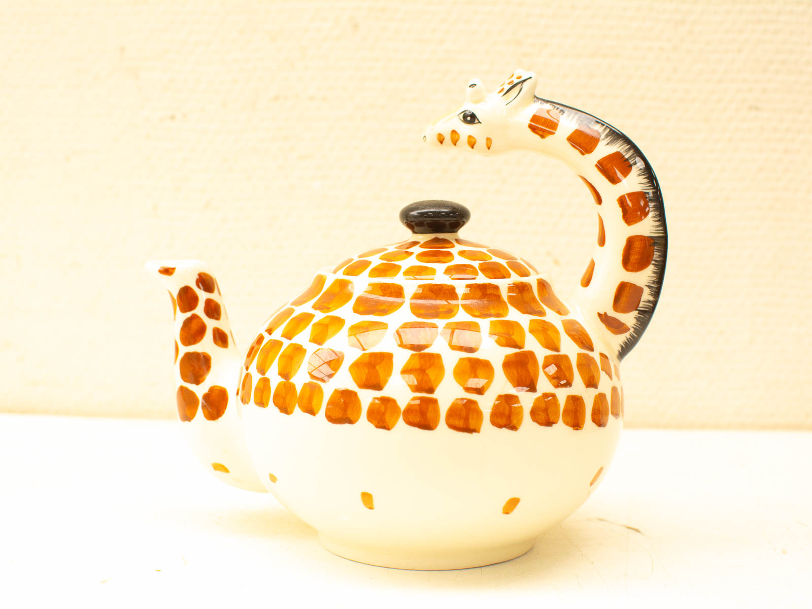 Whimsical giraffe teapot, perfect for vintage collectors and charming kitchen decor.