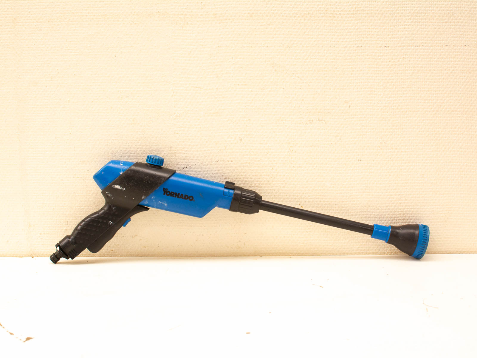 Ergonomic blue Tornado handheld spray gun for gardening and cleaning tasks, featuring adjustable settings.