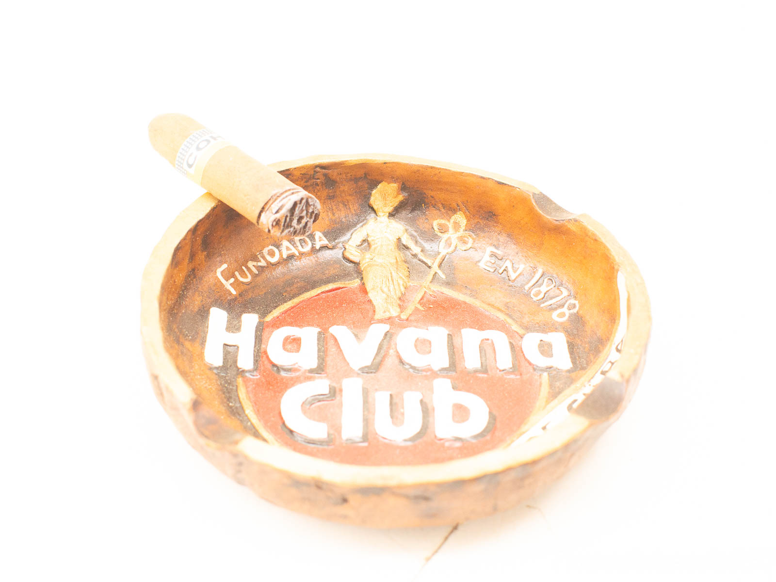 Vintage Havana Club ashtray with cigar, embodying Cuban culture and craftsmanship. Unique collectible.