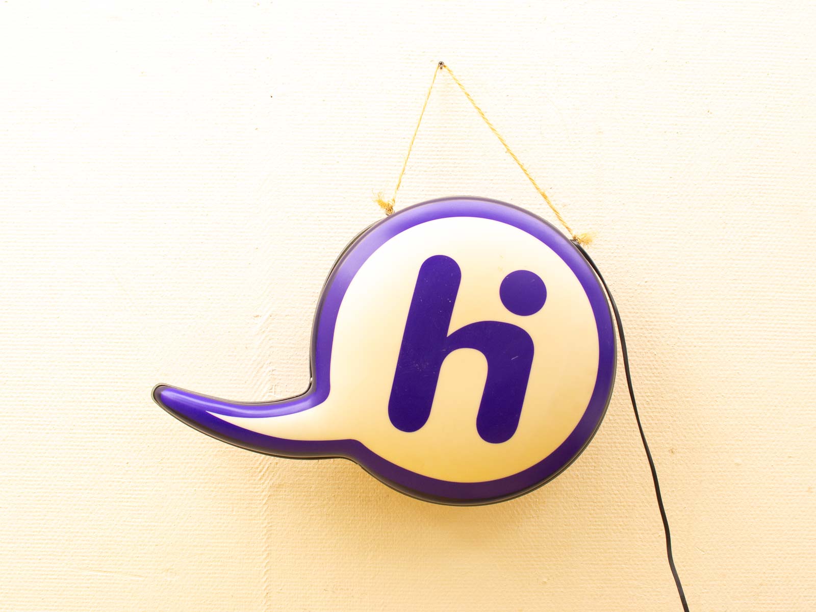 Playful hi sign in a speech bubble, perfect for welcoming guests in any space.