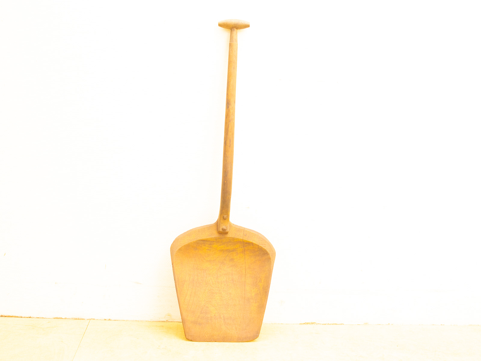 Vintage wooden shovel with rounded grip, perfect for practical tasks and evoking rustic nostalgia.