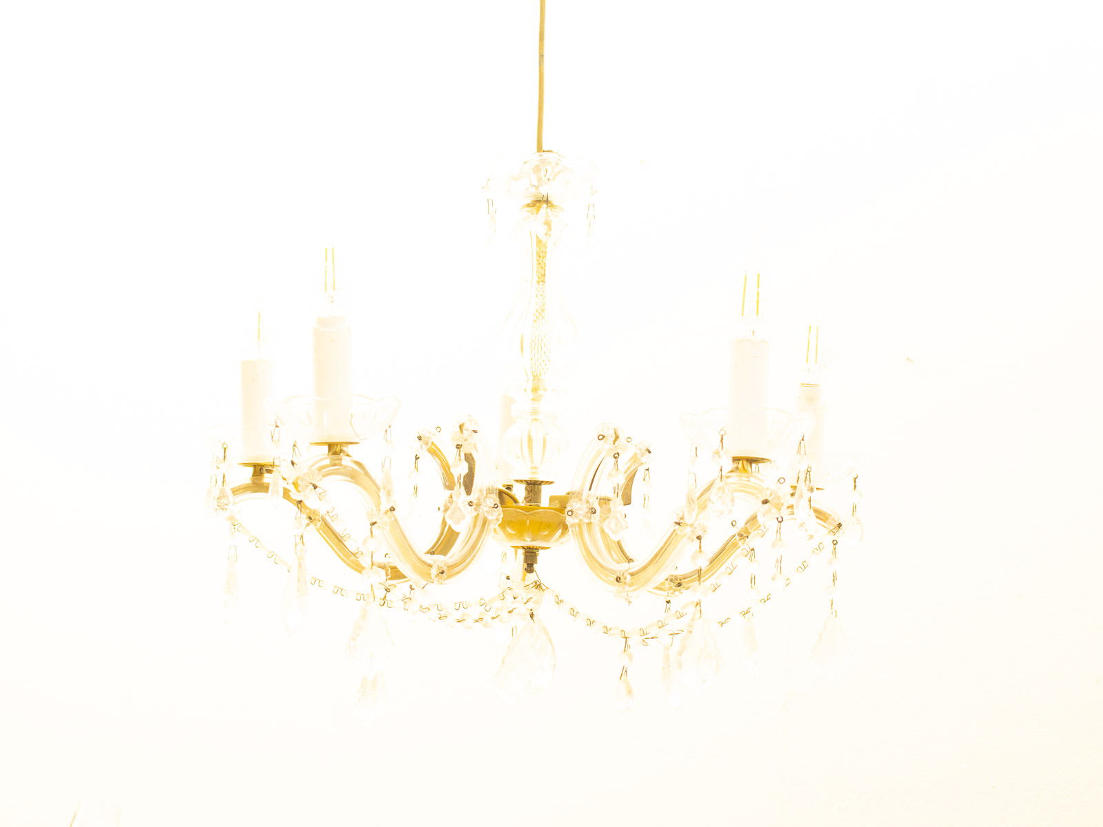 Elegant crystal chandelier with intricate design and sparkling drops, perfect for luxurious interiors.