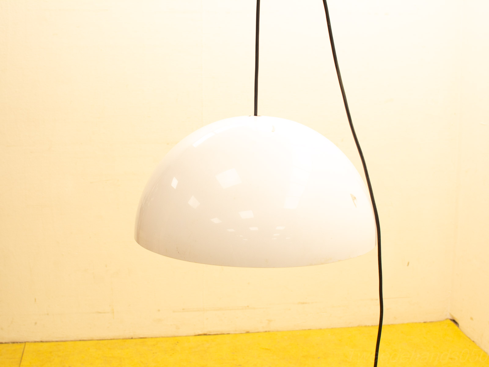 Sleek white vintage pendant lamp, minimalist design, perfect for modern interiors and stylish spaces.