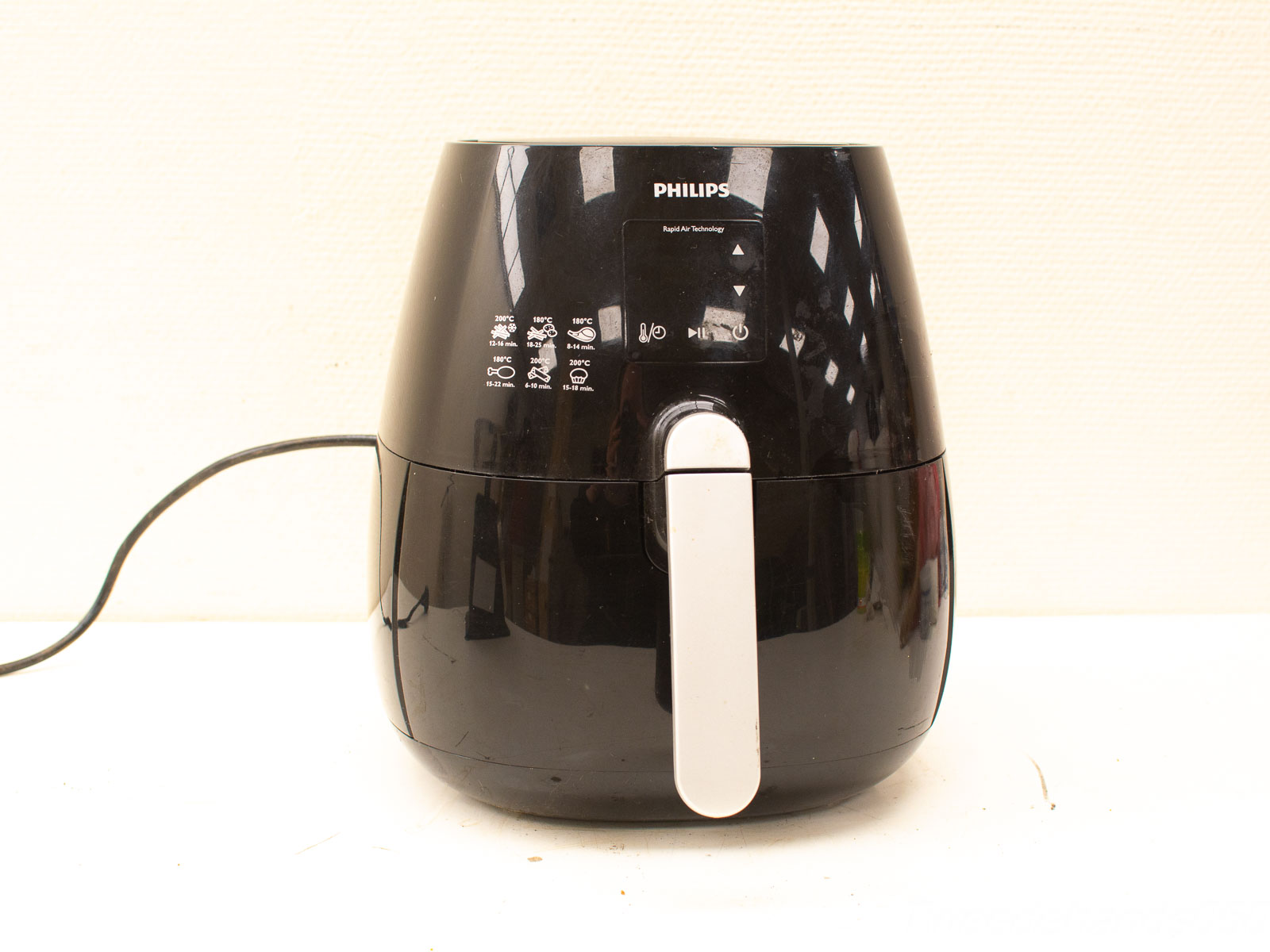 Sleek Philips black air fryer: modern design, user-friendly controls, perfect for any kitchen.