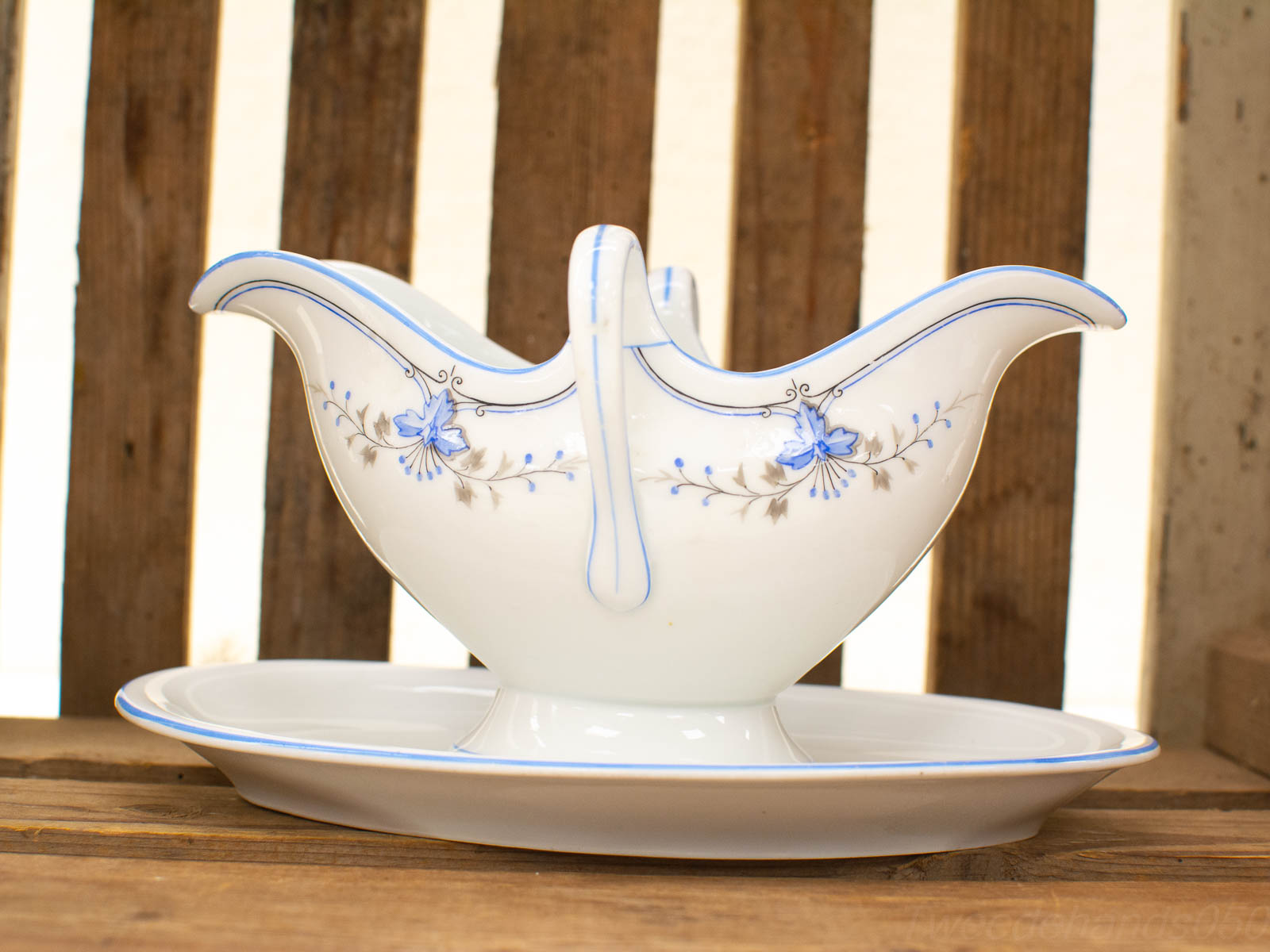 Elegant porcelain gravy boat with floral design, perfect for enhancing dining experiences.