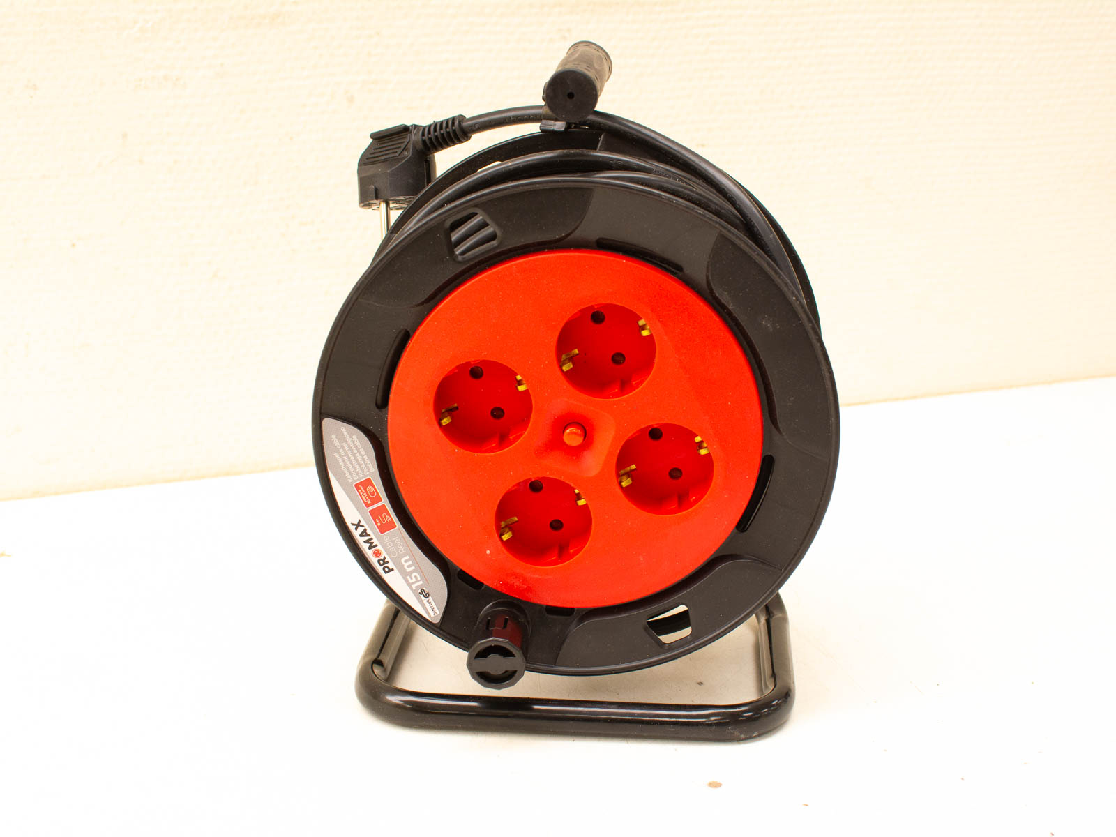 Compact 5-socket extension reel with retractable cord, perfect for home and professional use.