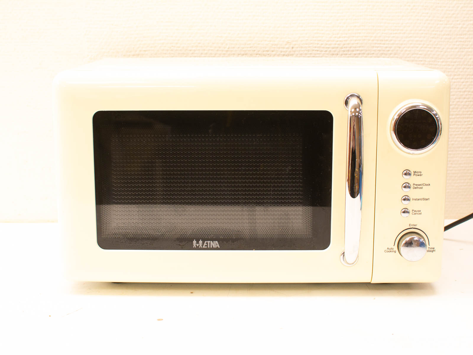 Charming retro cream microwave oven, perfect for small spaces and stylish kitchens.