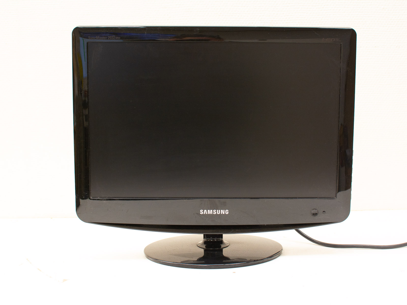 Sleek Samsung SyncMaster 2032 monitor for sale, ideal for modern home offices and small workspaces.