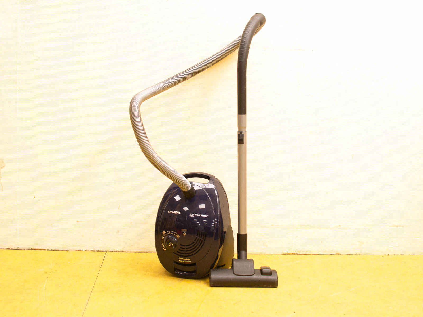 Siemens navy blue canister vacuum cleaner: compact, efficient, and perfect for effortless home cleaning.