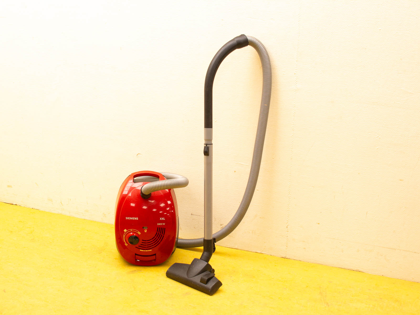 Vibrant red Siemens XXL vacuum cleaner with powerful suction and modern design for efficient cleaning.