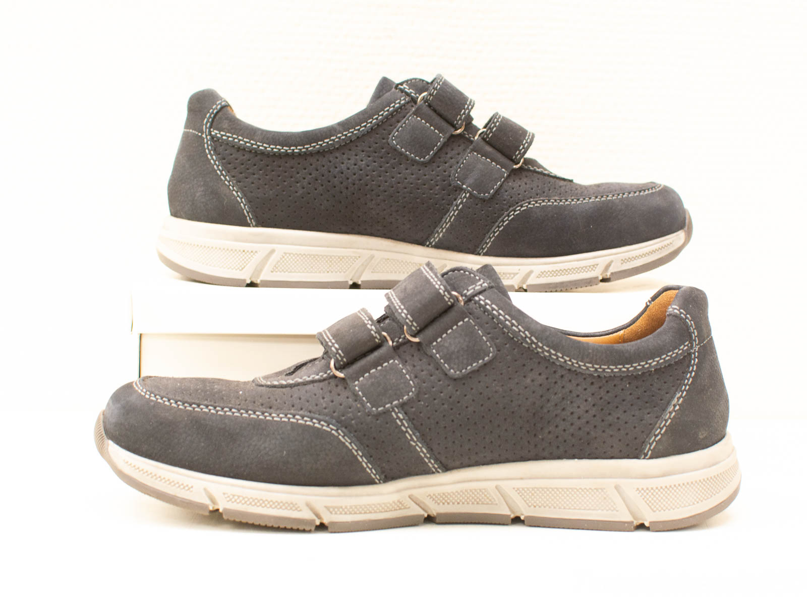 Stylish gray Velcro shoes for comfort and versatility in casual wear. Perfect for everyday use.