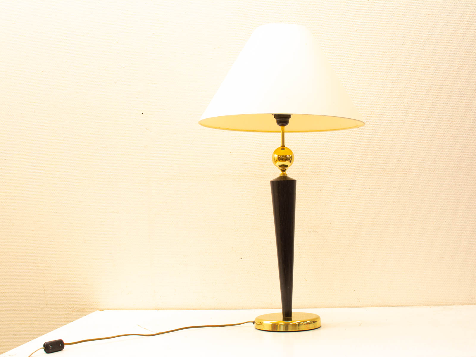 Stylish gold and black table lamp, ideal for contemporary and vintage decor aesthetics.