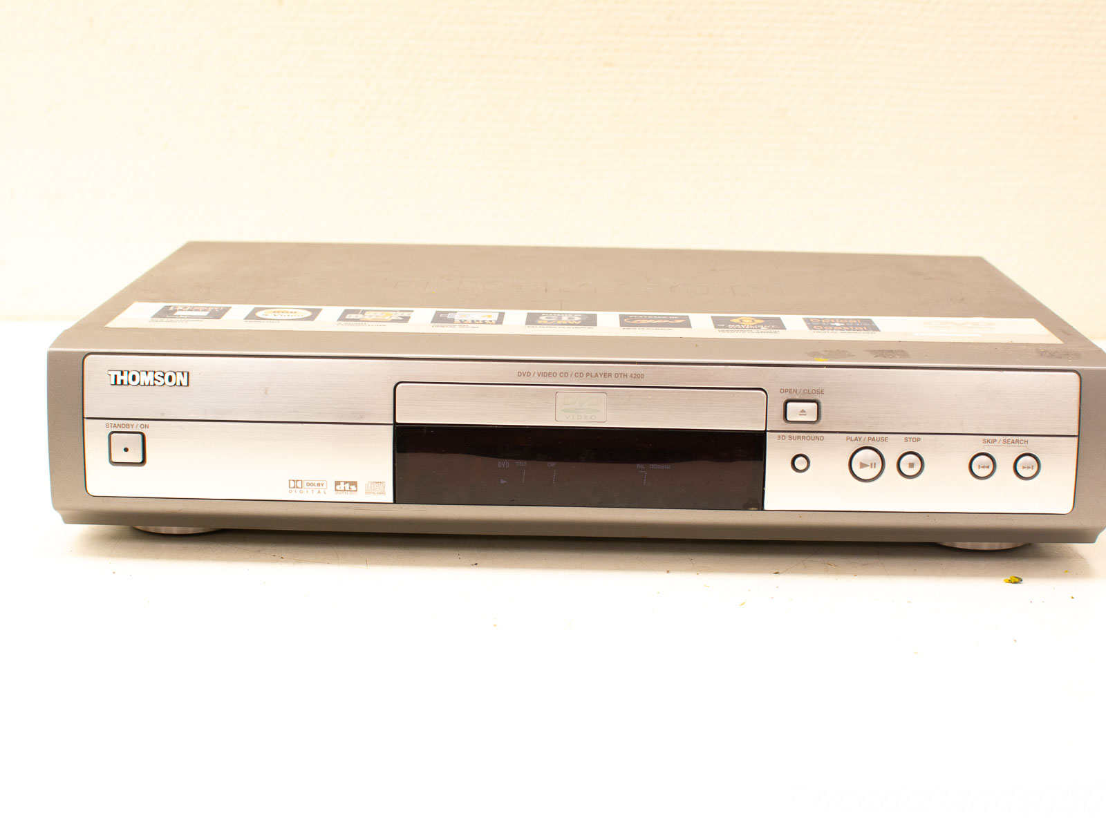 Vintage silver and gray Thomson DVD/CD player, perfect for nostalgic home entertainment experiences.