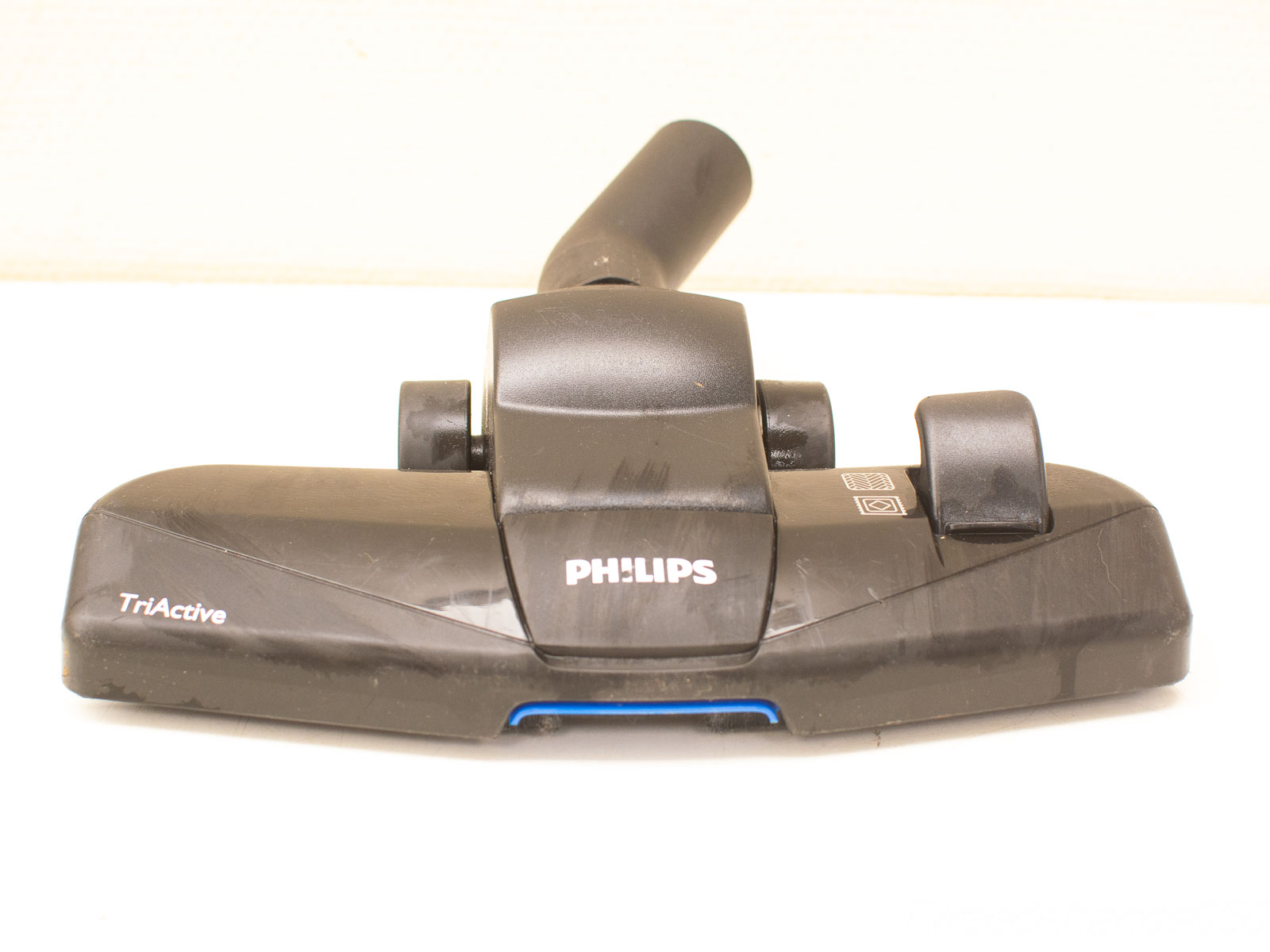 Philips TriActive vacuum head: efficient, stylish design for versatile cleaning on all surfaces.