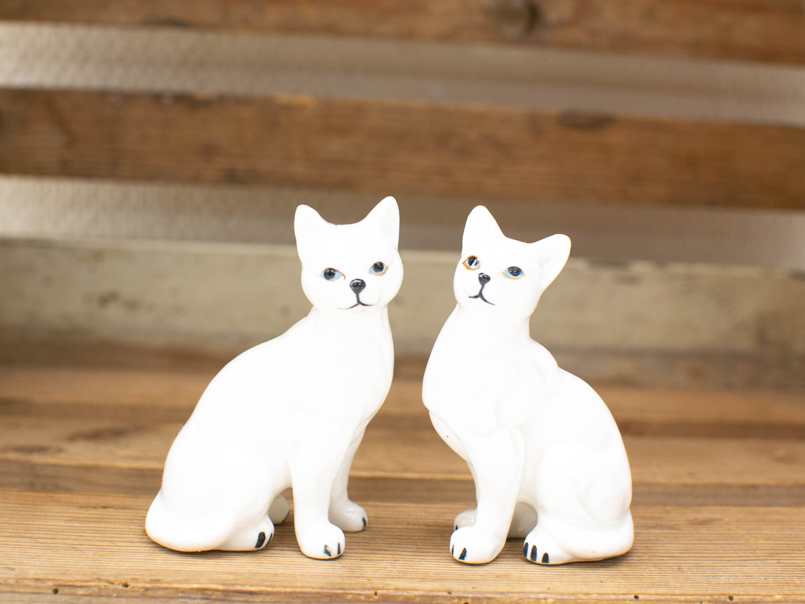 Charming vintage white ceramic cat figurines, perfect for collectors and cat lovers alike.