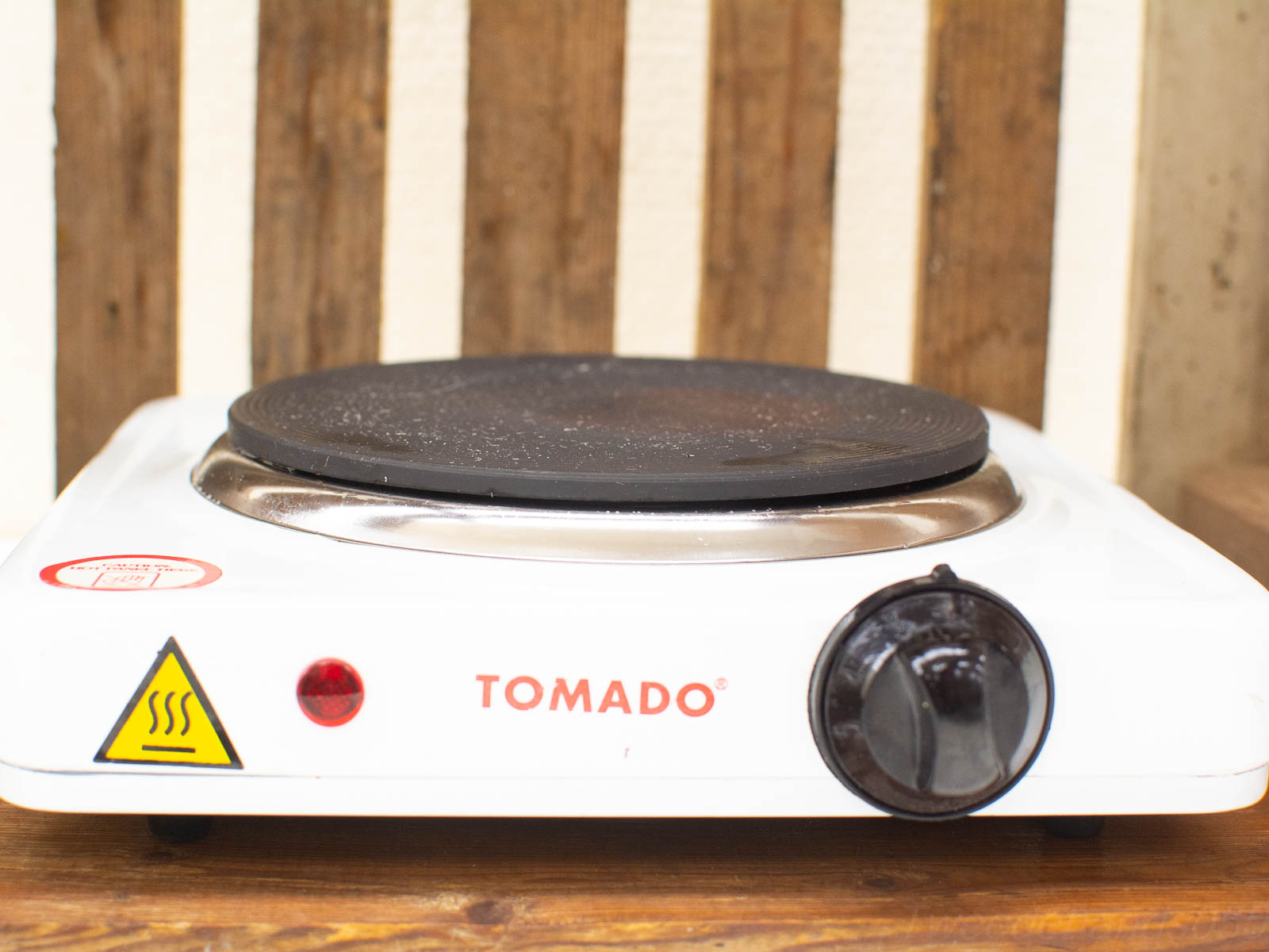 TOMADO Electric Hot Plate: Compact, stylish design with intuitive controls and safety features.