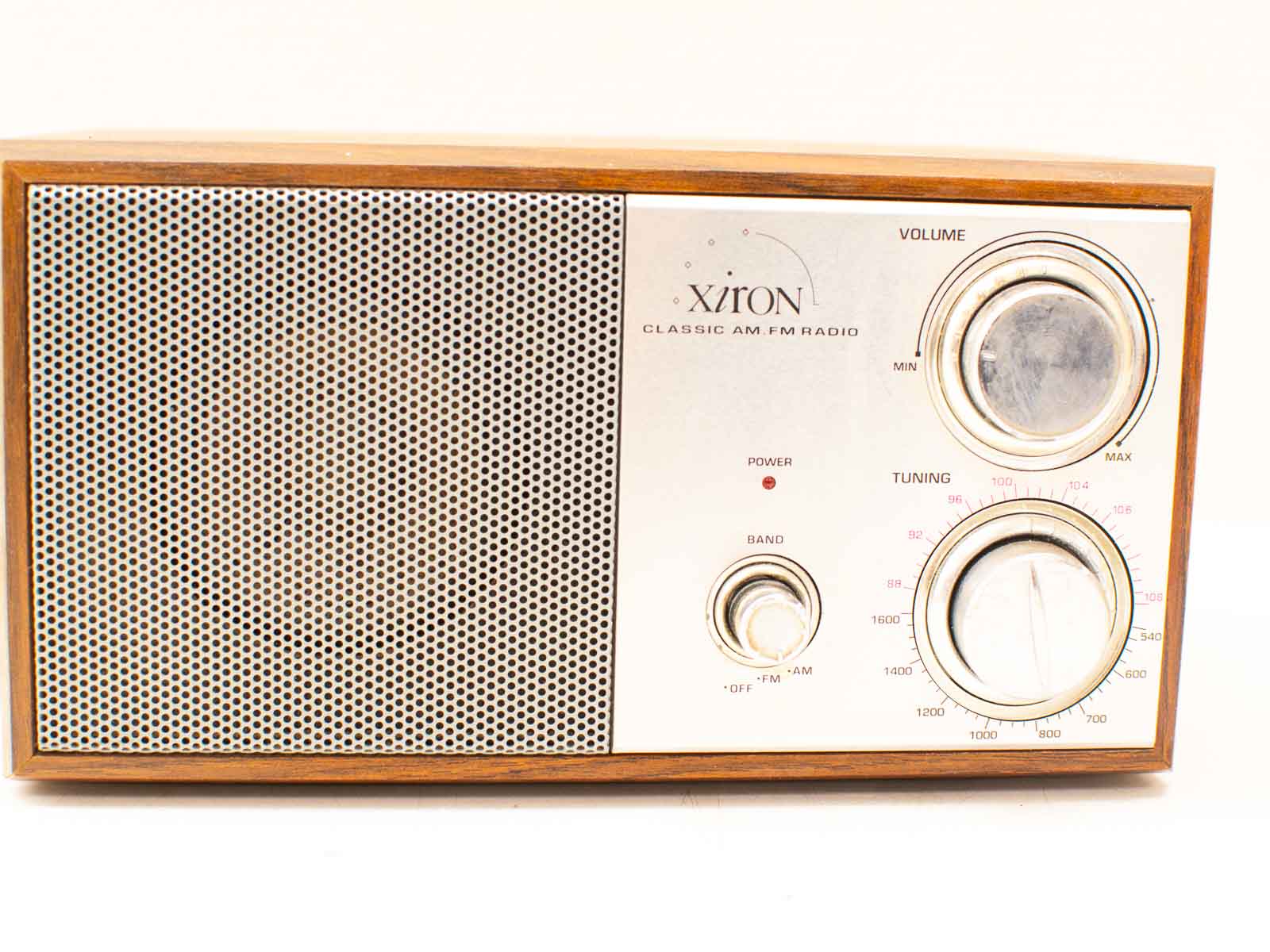 Xiron Classic Vintage AM/FM Radio with Wood Finish - Timeless Style and Quality Sound.