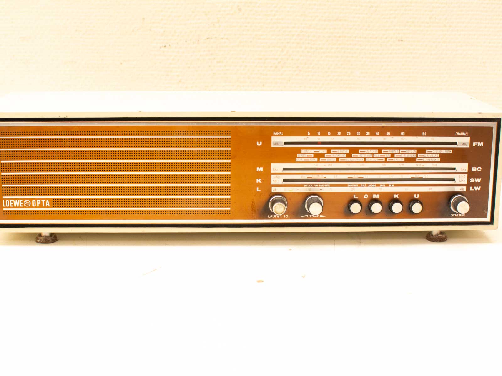 Vintage Loewe Opta Radio: Classic design with warm tones and intuitive controls for retro enthusiasts.