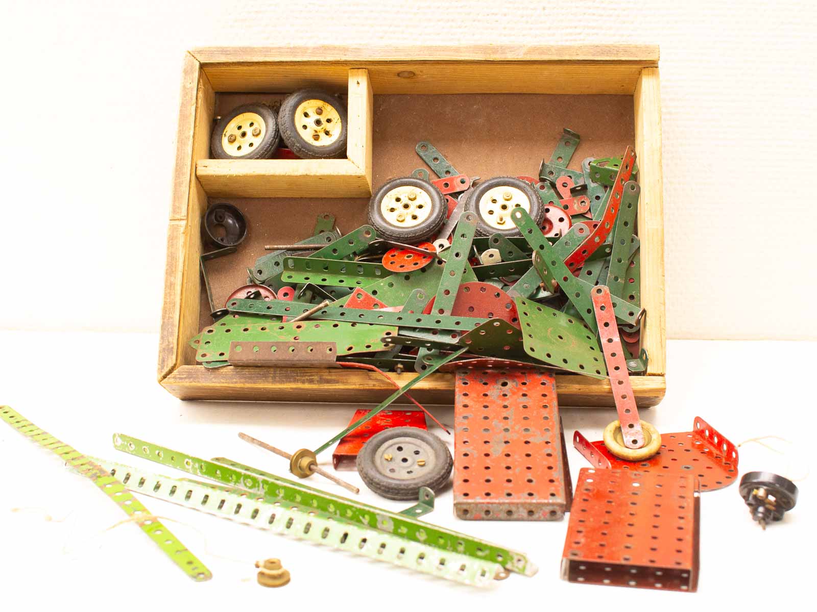 Vintage mechanical assembly set in wooden box, featuring colorful pieces for creative building fun.