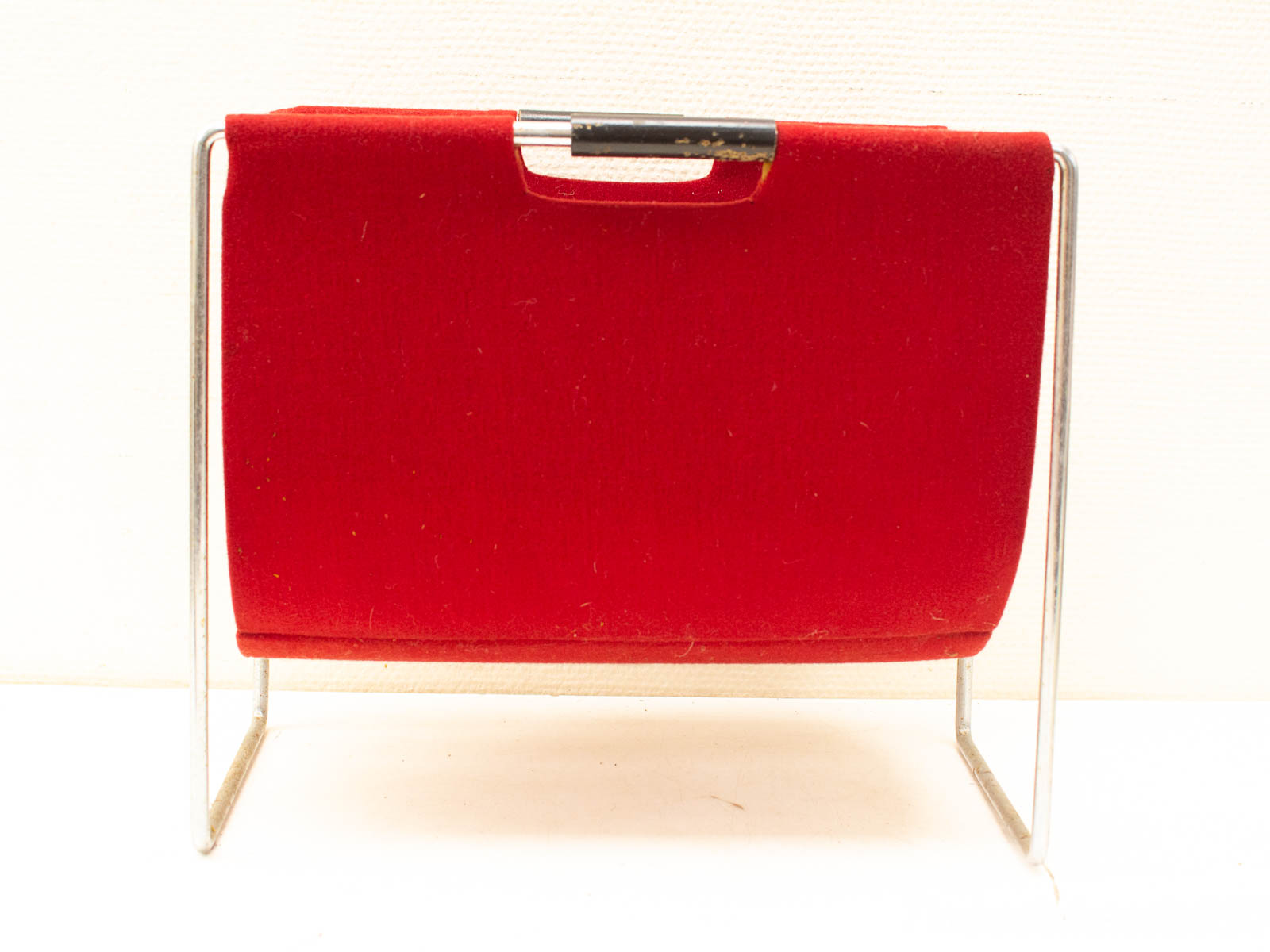 Modern red lounge chair with sleek metal frame, combining comfort and contemporary design.