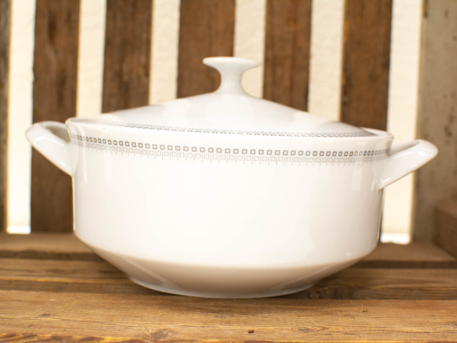 Elegant white ceramic cooking pot with lid, perfect for soups and casseroles.